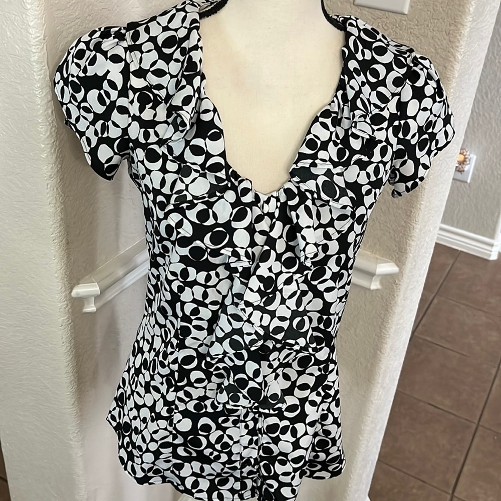 Banana republic, black and white print ruffled sleeveless top XS